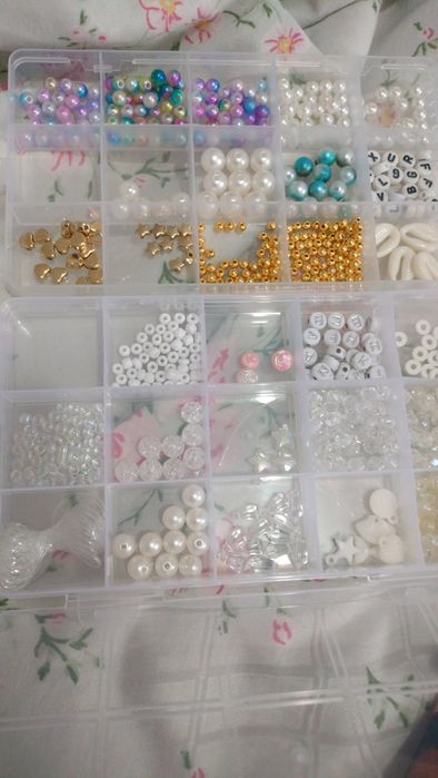 Vând brățări ,coliere ,breloguri