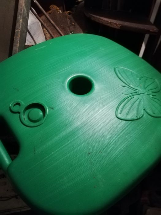 Продавам маси, стойки за чадър