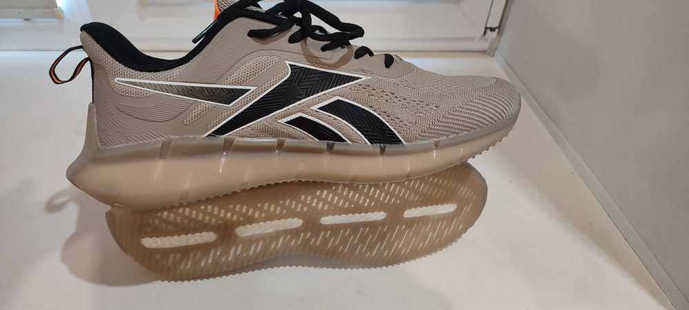 Продам кроссовки фирмы REEBOK