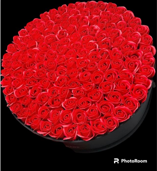 Cutie cu trandafiri de sapun xxx 151 trandafiri pret 450 lei