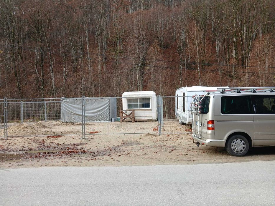 teren 300mp si rulota mare la munte langa rau