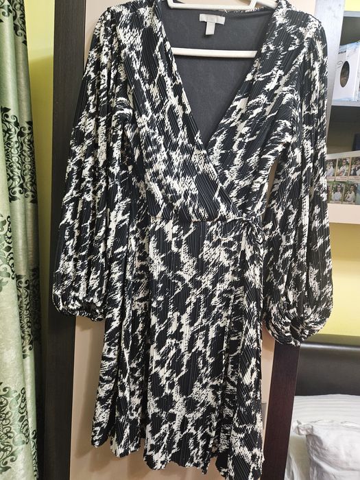 Rochie H&M nouă, mărimea M, potrivită si ptr L