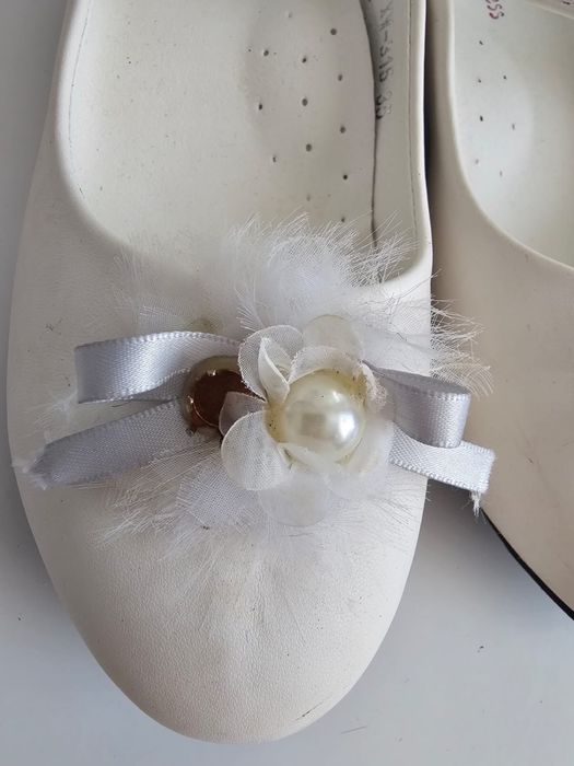 Продаются белые туфли для девочек