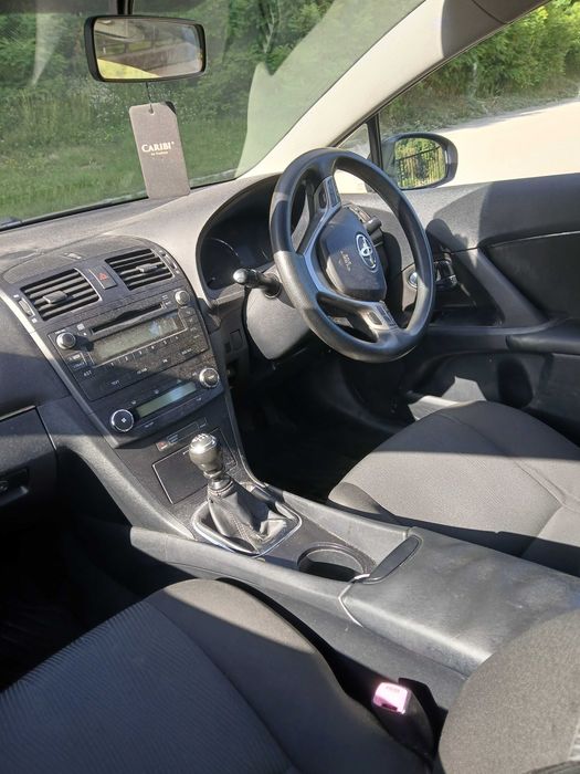 Продавам Toyota Avensis