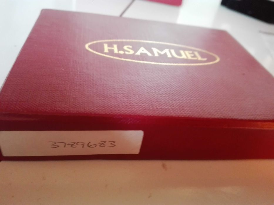 Настолен часовник и макет на часовникова кула.