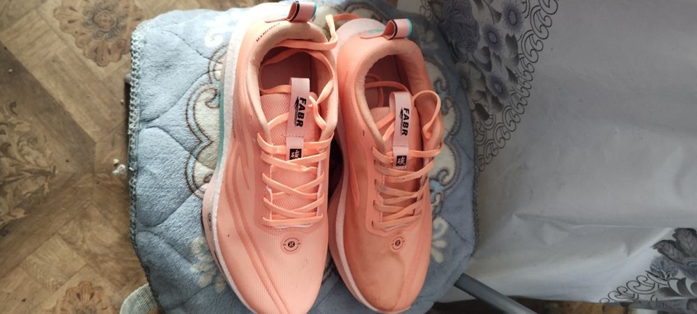 Продам кроссовки