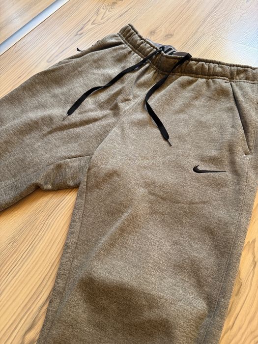 Сив анцуг на Nike