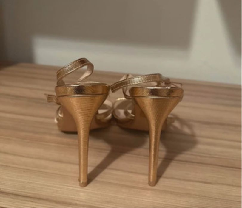 Sandale aurii elegante