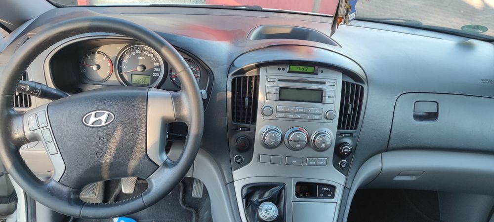 Hyundai H-1 2.5 CRDi 170 CP • 8 locuri • Clima față/spate • 260.000 km