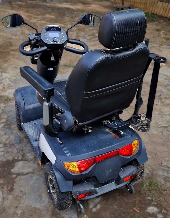 Vând carucior / scuter electric INVACARE COMET PRO