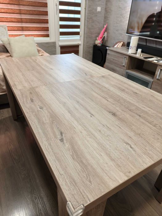 Продавам масивна холна маса