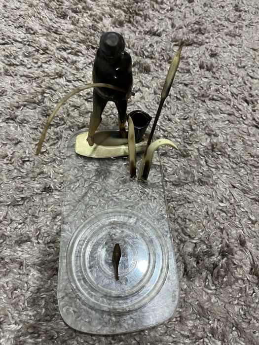 Продам статуэтку рыбака