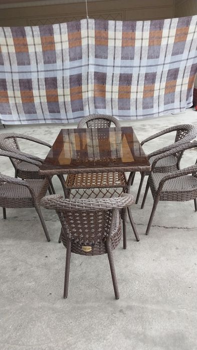 Ratan to'qima stol stullari optim va dona