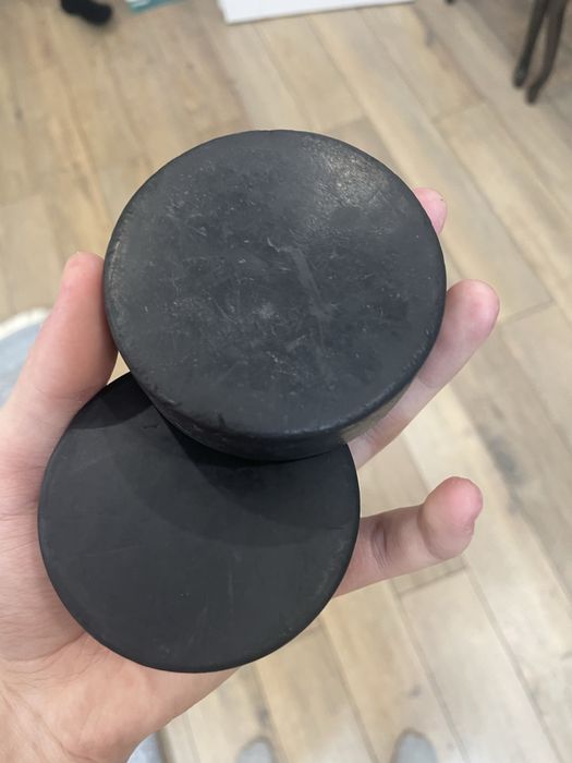 Шайбы 2 штуки хокейные