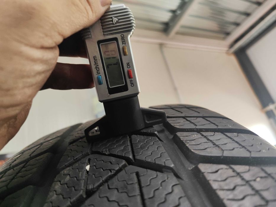 2бр. зимни гуми 225/40/19 Pirelli