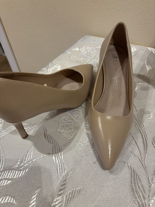 Дамски обувки на ток в бежово