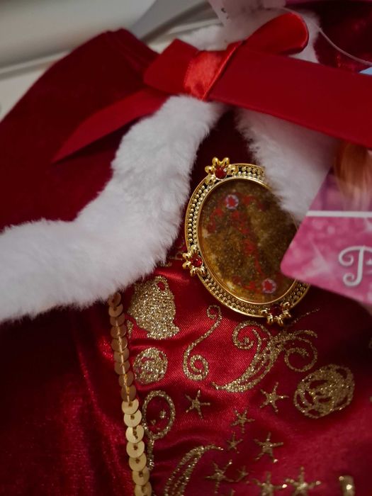 Rochie Craciunkta Belle cu crinolina, pelerina si brosa cu 2 fete 3ani