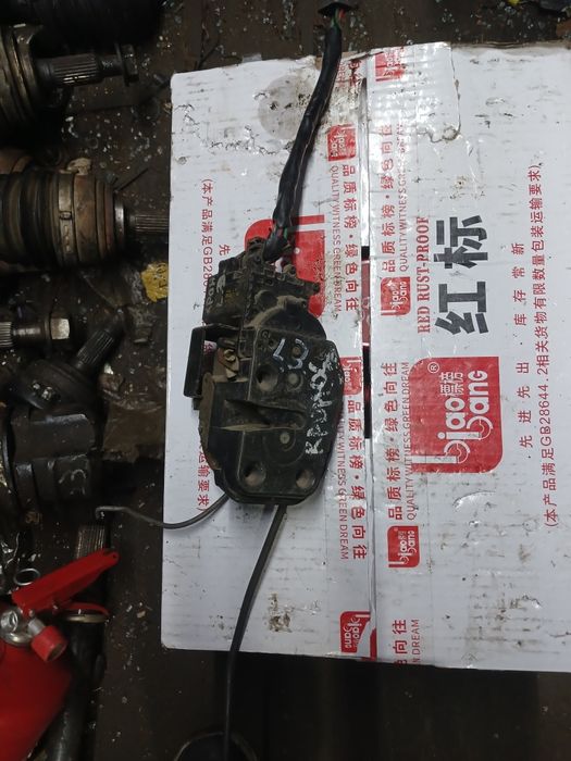 Замок двери Мазда Кронос задний левый