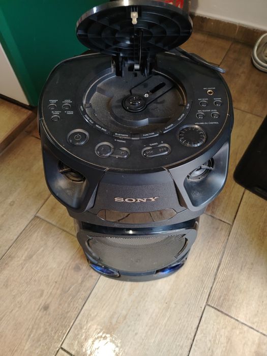 Vând  boxa Sony.