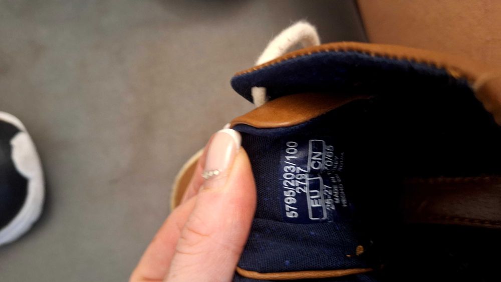 Маратонки, пантофи и ботуши 25-27 номер