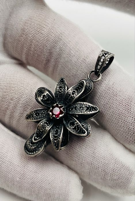 Филигранена невероятна висулка кръст и цвете с рубин