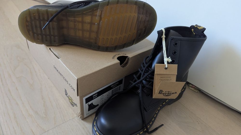 Оригинални чисто нови кожени обувки dr. Martens 1460 41 номер