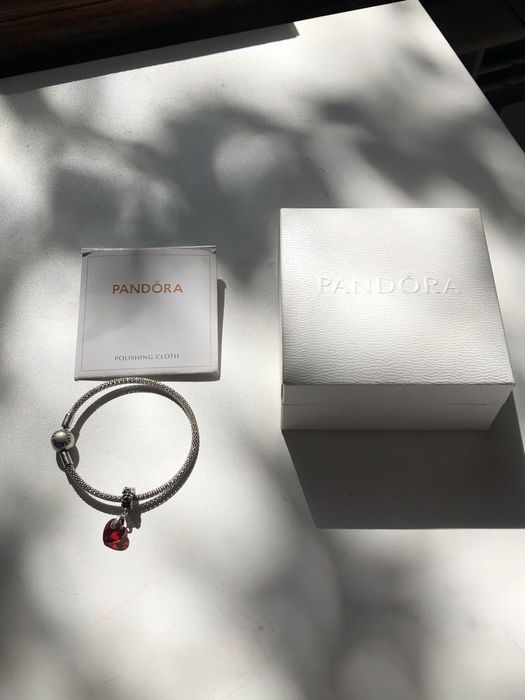 Браслет Пандора с шармом «Красное сердце»