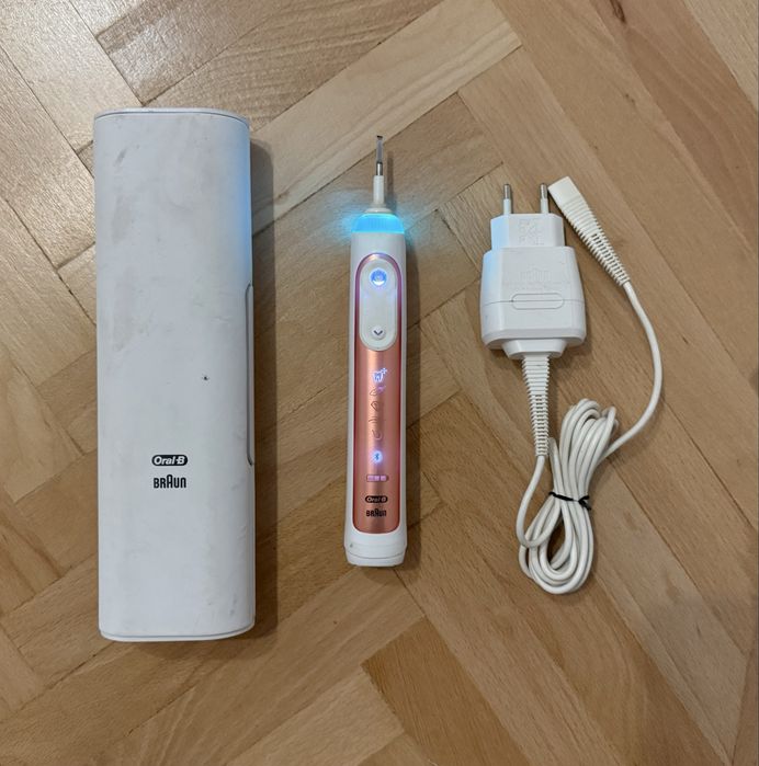 Periuta electrica Oral-B Genius X Rose Gold, defecta + cutie incarcare alba