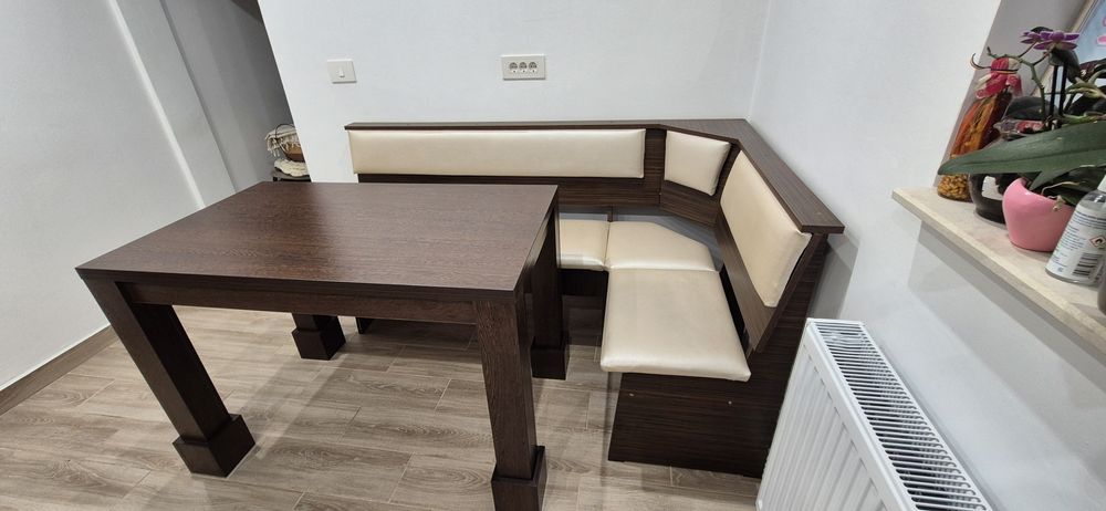 Coltar de bucătărie cu masă