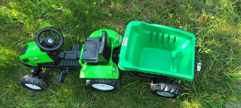 Tractor cu pedale si cu remorca
