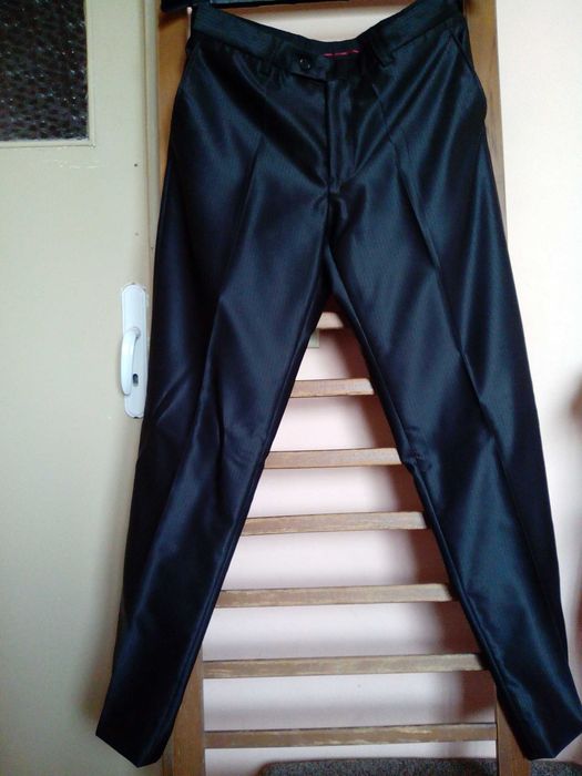 Абитуриентски костюм