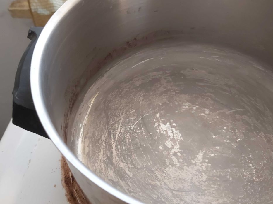 продавам тенджера около 3 литра със повредени дръжки