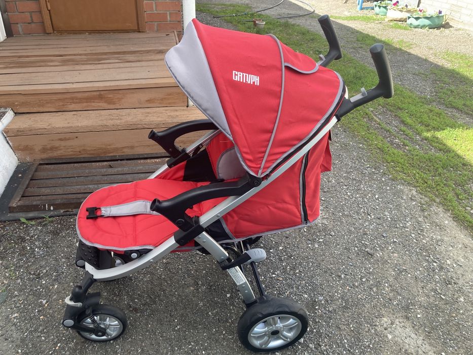 Продам детскую коляску в красном цвете