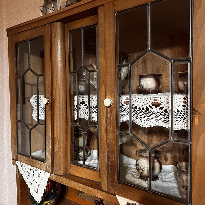 Старинный деревянный буфет