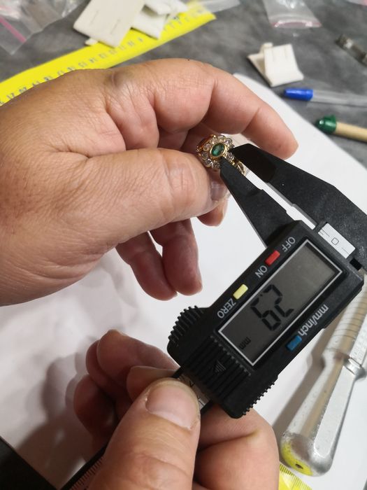 Vind inel din aur 18kt cu diamante și smarald