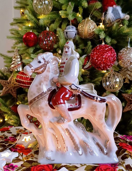 Фарфоровая статуэтка красноармеец на коне