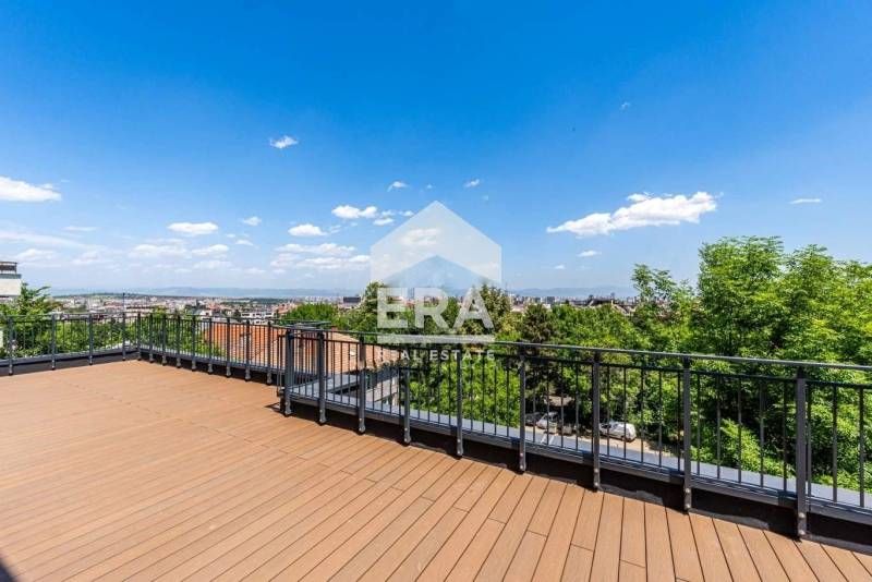 Прекрасен четиристаен апартамент с невероятни гледки към града и плани