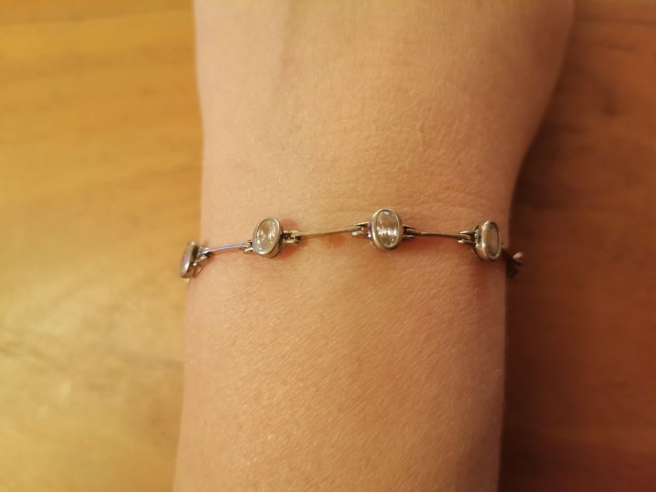 Нежна сребърна гривна с цирконии