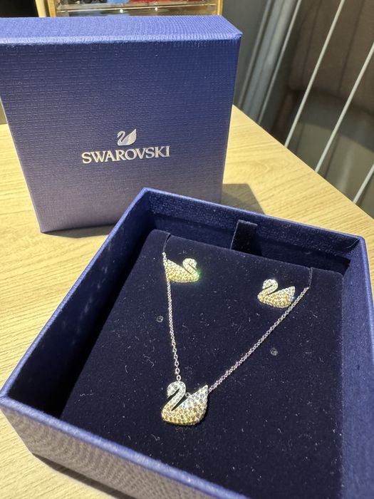 Комплект колие и обеци swarovski нови златно и бяло преливащи се