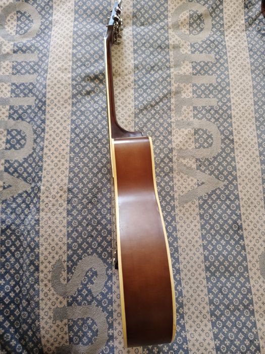 Gitara srochno sotiladi