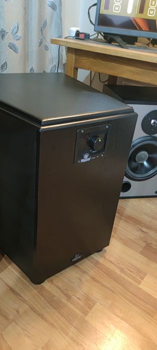 Magnat Omega 300 - Subwoofer activ 30 cm, 19 Hz, 200 W
Descriere: