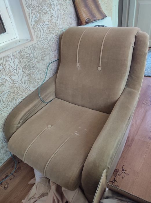 Продам диван и два кресла.