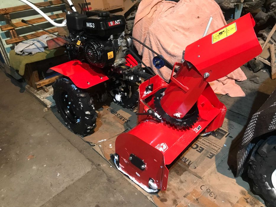 продам мотоблок в комплекте с снегоуборочной приставкой