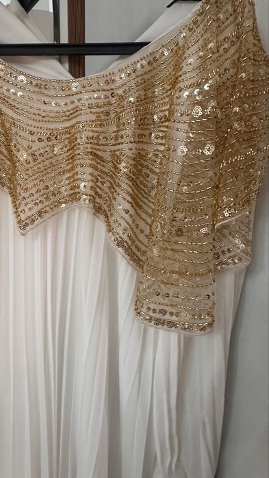 Элегантное платье в белом цвете со стразами