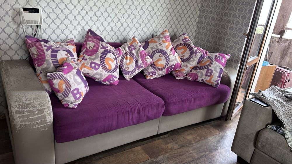 Уютный диван с подушками