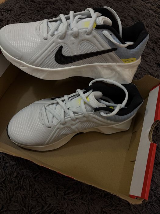 Adidasi nike metro tek 38