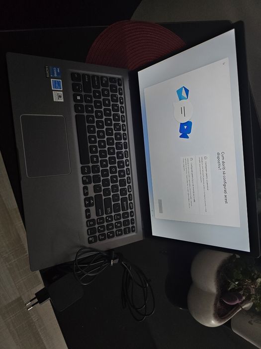 Vând laptop ASUS VivoBook !