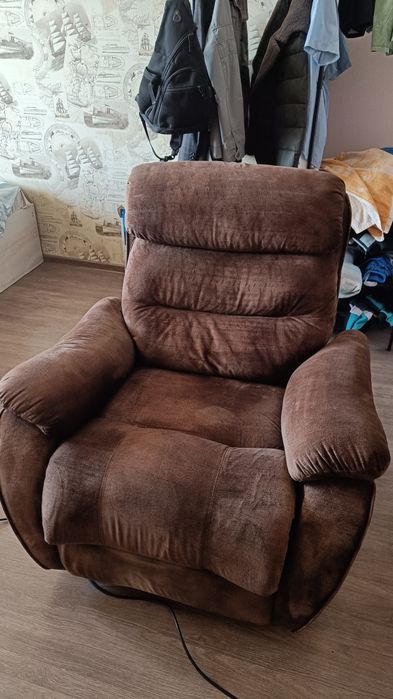 Продам кресло с реклайнером и откидной спинкой (производство Россия)