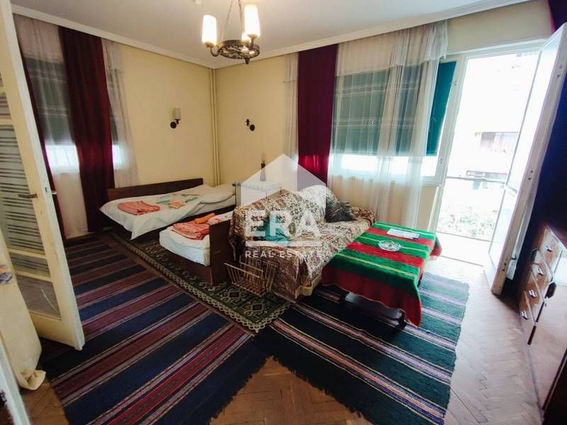 Тристаен тухлен апартамент за продажба, с отделна кухня, в жк Чайка, В