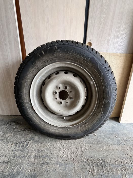 Продам комплект зимней резины с дисками